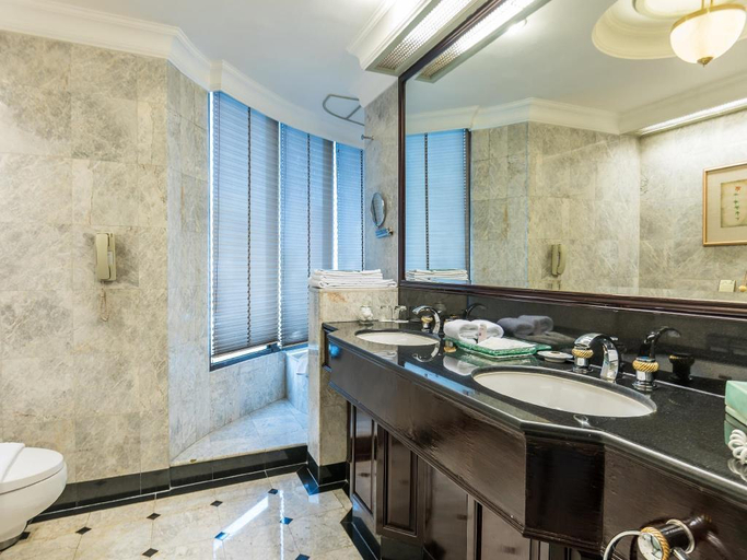 Bathroom 12