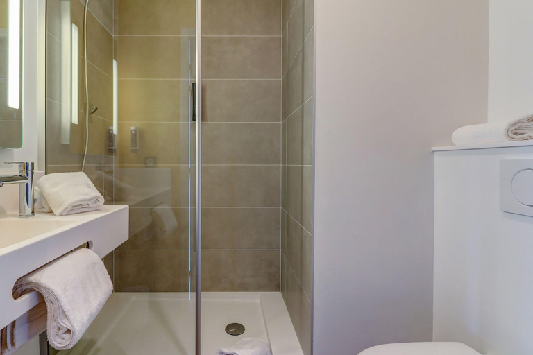 Bathroom 5, B&B HOTEL Dijon Valmy Toison d'Or, Côte-d'Or