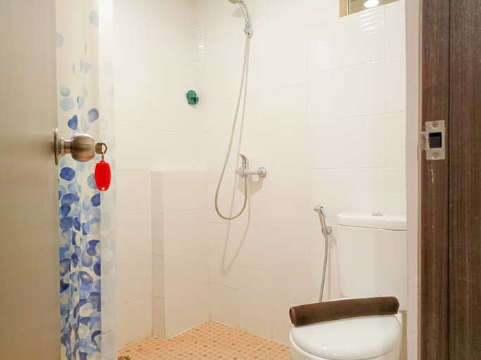 Bathroom 2, The Chic Chamber 2BR at Royal Makassar Apartment By Travelio, Makassar