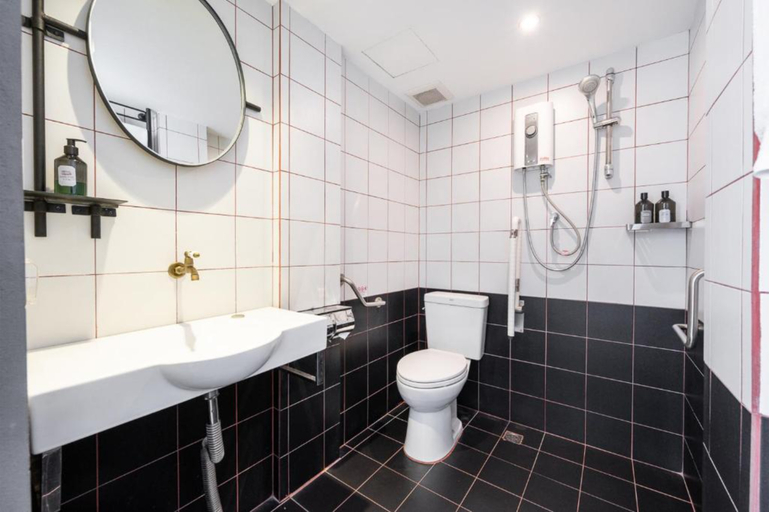 Bathroom 4, Talakkia hotel, Bang Rak