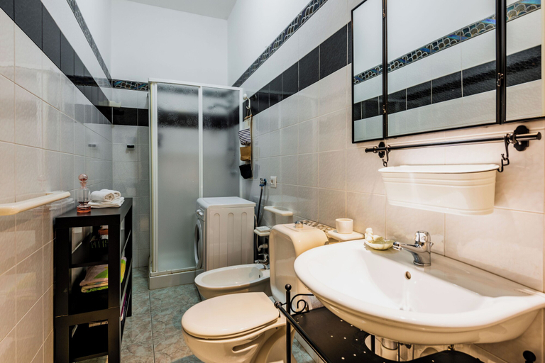 Bathroom, Coralie House, Messina