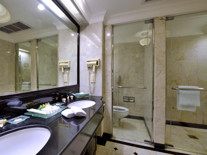 Bathroom 14
