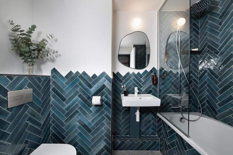 Bathroom 4, Hôtel de la Couronne, Haute-Savoie
