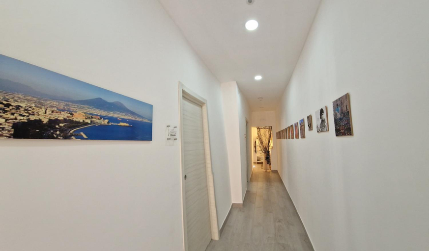 Others 3, Le stanze di Veronica, Napoli