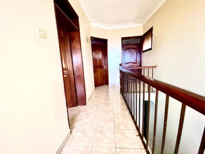 Balcony/terrace 4, Prax suits, Jinja