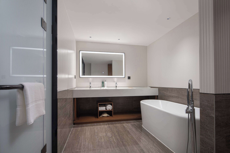 Bathroom 4, Hilton Garden Inn Beihai Railway Station, Beihai