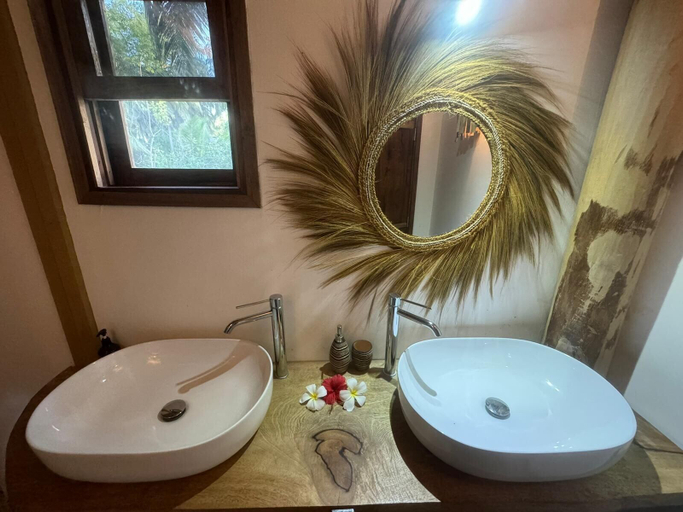 Bathroom 5, Tsunami Village, Kusini
