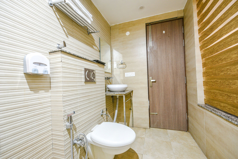 Bathroom, Fabhotel Prime Viraj Inn, Sahibzada Ajit Singh Nagar