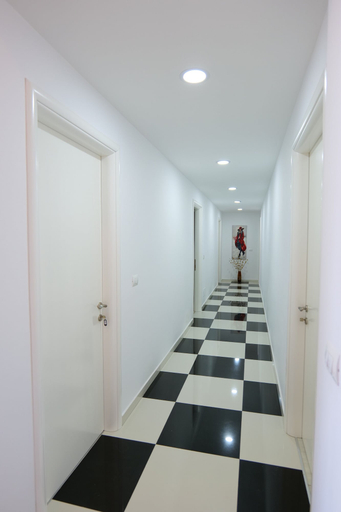 Others 5, Hotel Sherifi, Sarandës