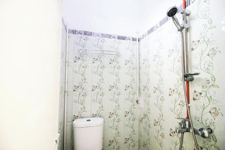 Bathroom 4, OYO Life 2553 Kost Daya, Pekanbaru