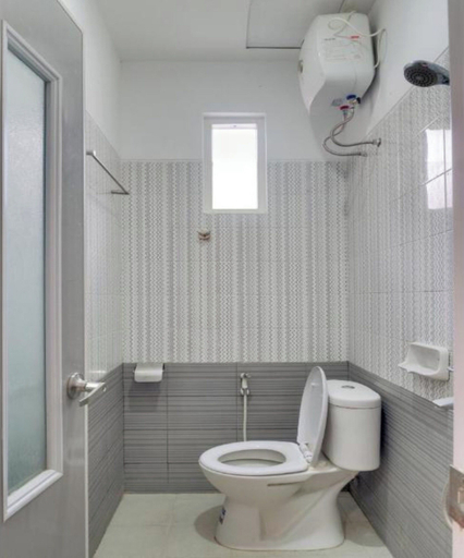 Bathroom 5, Hotel O Kate'el Inn, Banyuwangi