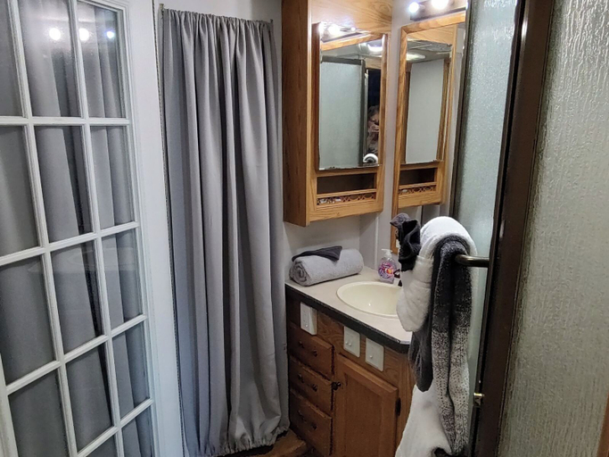 Bathroom 2, Vigilante Inn Covered Wagon, Cochise
