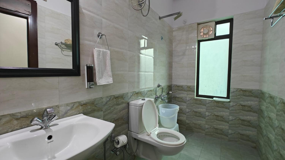 Bathroom 4, Pineland Chalets And Resort, Solan