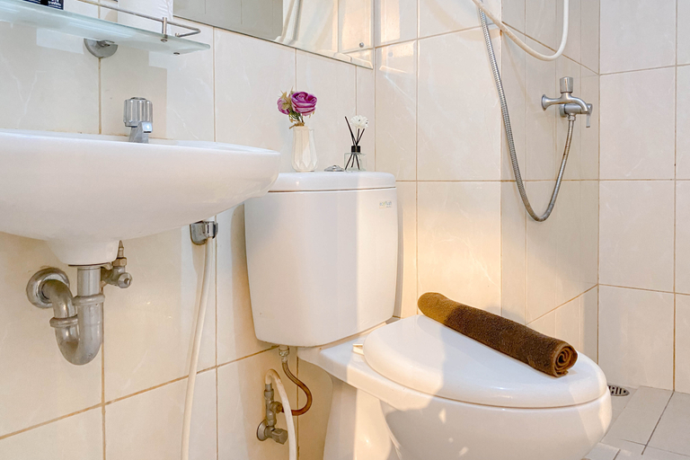 Bathroom 5, Comfort 2BR Apartment at Springlake Summarecon Bekasi By Travelio, Bekasi