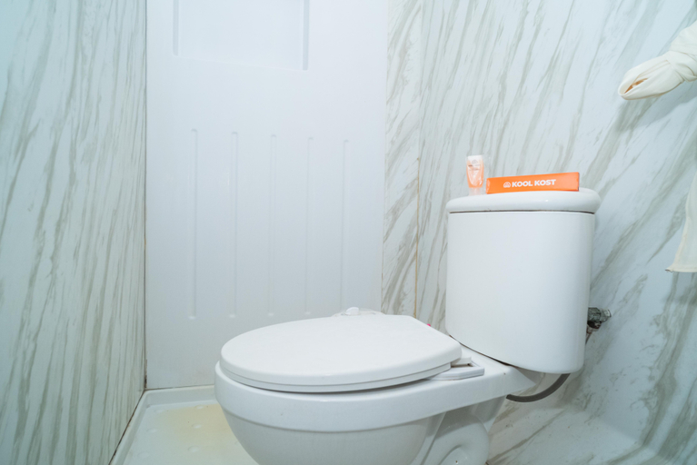 Bathroom, KoolKost near Lokasari Square (Minimum Say 6 Nights), West Jakarta
