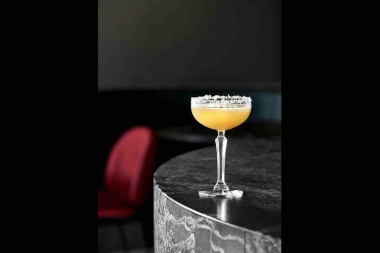 Food & Drinks 5, Midnight Luxe 1BR Apartment in the heart of Braddon Views from L7 Pool Sauna Gym Secure Parking Wifi, Canberra