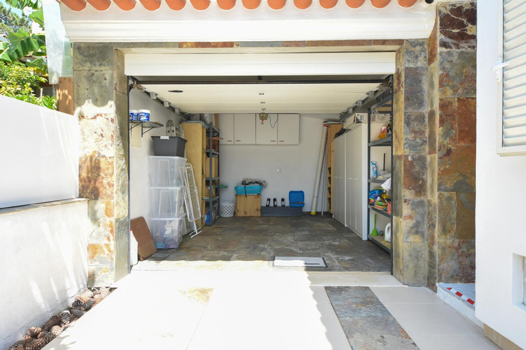 Hide&Sea Aroeira villa w/ heated pool at the Beach, Almada