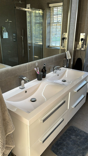 Bathroom 2, Thornton Awesome Stay 3, London