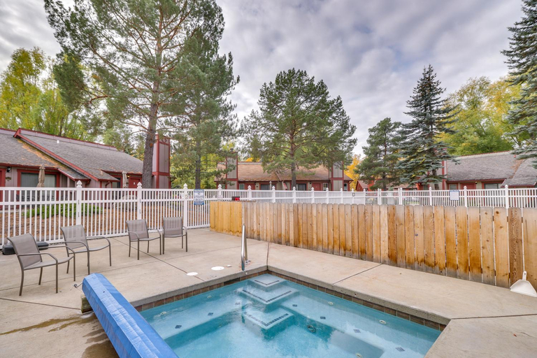 Sport & Beauty 2, Whitefish Condo with Pool Access and Close to Hiking!, Flathead