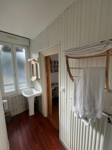 Bathroom 3, Le Petit Montmartre, Ille-et-Vilaine