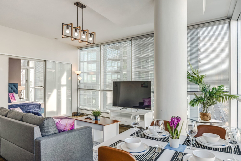 Room 4, Luxury 2BR Condo - Downtown City Views, Division No. 6