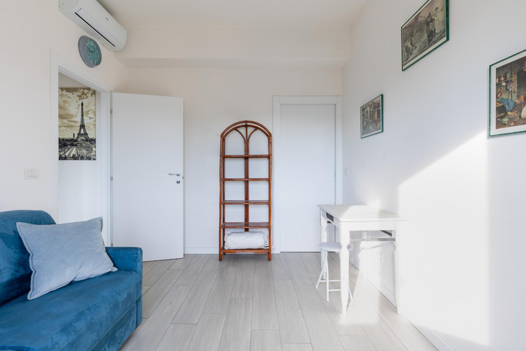 Shared lounge/TV area 5, Charming Mazzini Apartment by Wonderful Italy, Bologna