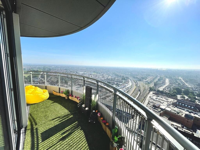Others 3, Stylish 1-Bedroom Apt with Stunning London Views, London