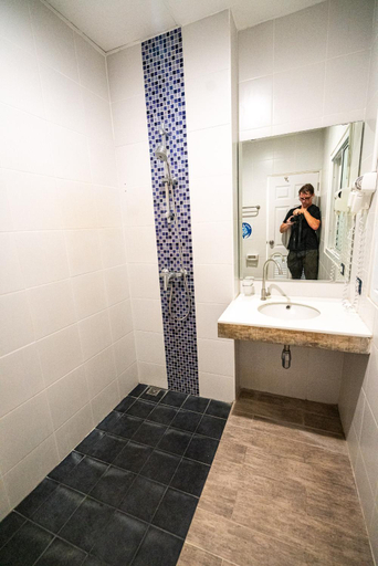 Bathroom 4, Nomads Koh Tao Hostel, Ko Phangan