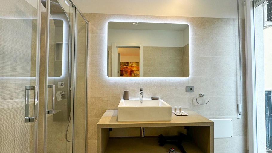 Bathroom 5, Galleria Roma Art Guesthouse, Oristano