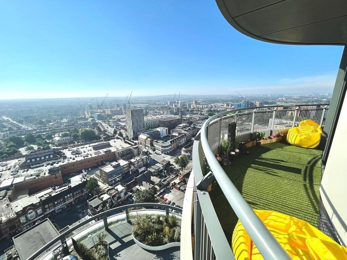 Others 5, Stylish 1-Bedroom Apt with Stunning London Views, London