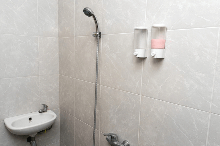 Bathroom 5, RedDoorz near Setrasari Mall 4, Bandung
