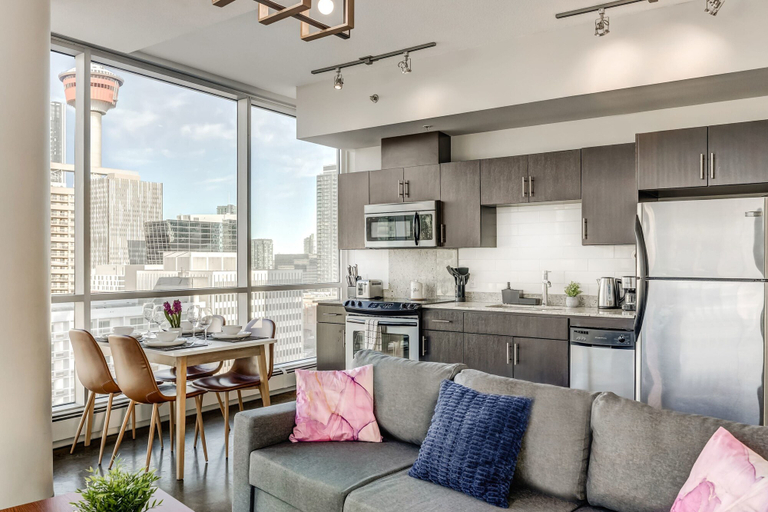 Room 5, Luxury 2BR Condo - Downtown City Views, Division No. 6