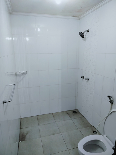 Bathroom 5, Hotel Condominium Lippo Carita By Agus, Serang