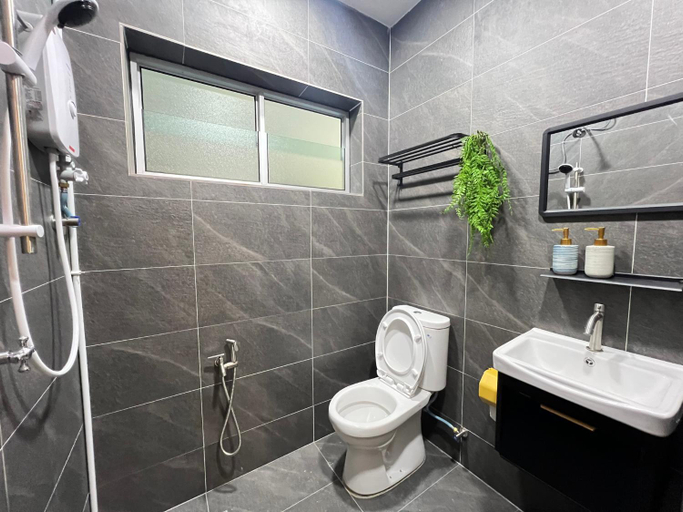 Bathroom 3, TcVila4 18PAX 5BR 3Min to TelukCempedak Beach, Kuantan