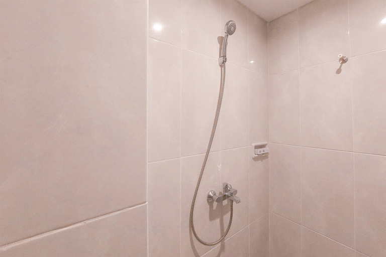 Bathroom 5, Cozy and Elegant Studio at Serpong Garden Apartment By Travelio, Tangerang