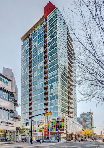 Room 3, Luxury 2BR Condo - Downtown City Views, Division No. 6
