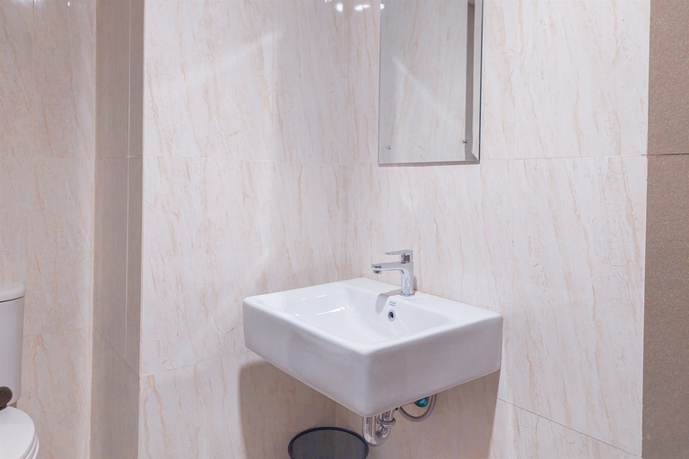 Bathroom 2, Modern and Cozy Studio at Apartment Tamansari Bintaro Mansion By Travelio, Tangerang Selatan