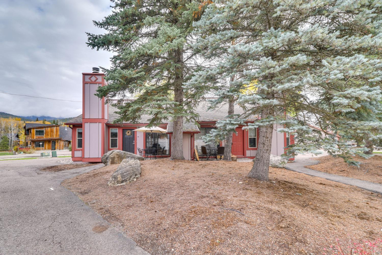 Exterior & Views 1, Whitefish Condo with Pool Access and Close to Hiking!, Flathead