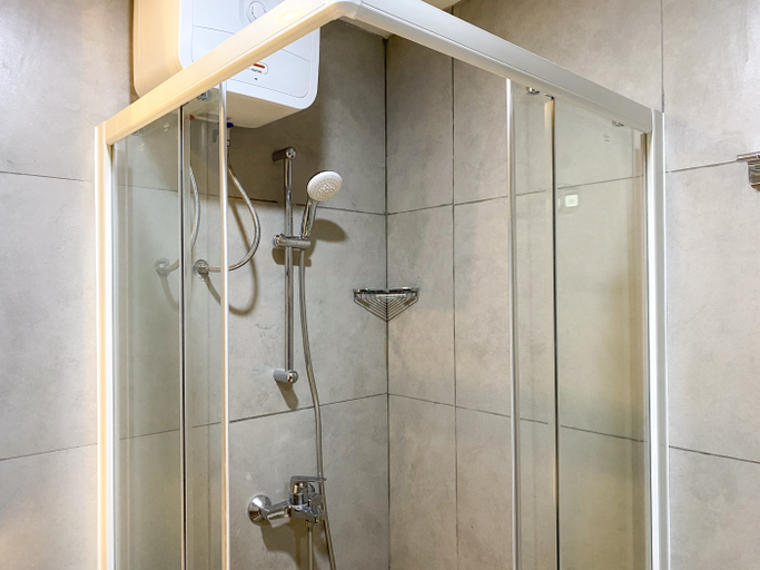 Bathroom 5, Relaxing 2BR at Pollux Chadstone Apartment By Travelio, Cikarang