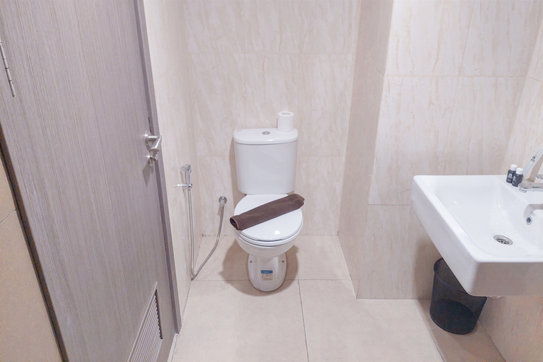 Bathroom 5, Comfy Studio at Apartment Tamansari Bintaro Mansion By Travelio, Tangerang Selatan