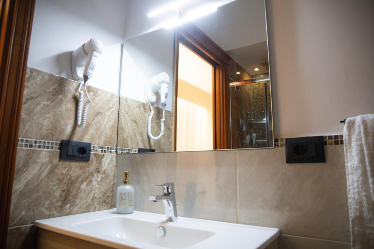 Bathroom 5, Residence El Diez, Napoli