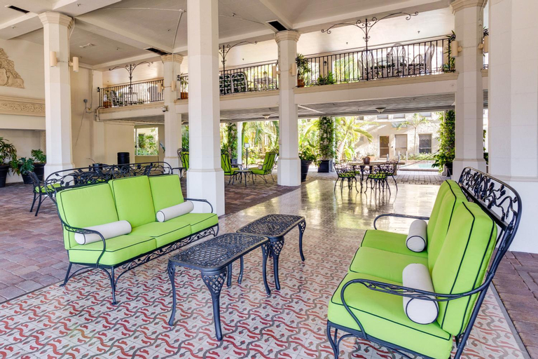 1 Block to Ocean Condo with Pool in Palm Beach, Palm Beach