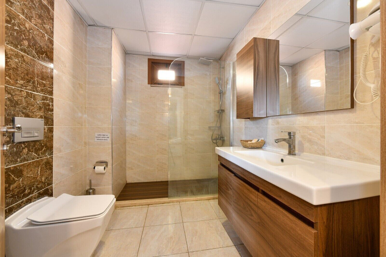 Bathroom 5, Dessera Vineyards Hotel, Merkez