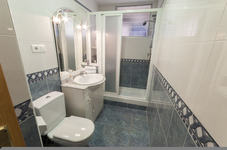 Bathroom, Apartment Niza in Grau i Platja, Valencia