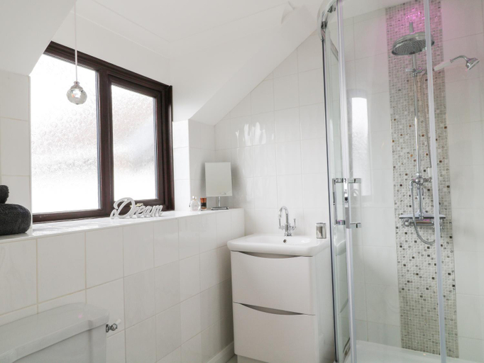 Bathroom, 12 Claremont Falls, Cornwall