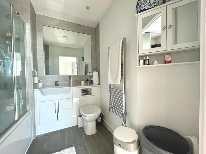 Bathroom 2, Stylish 1-Bedroom Apt with Stunning London Views, London