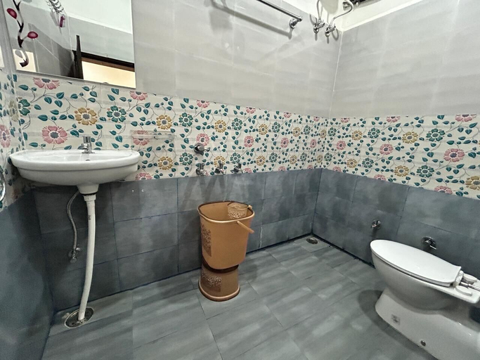 Bathroom 3, Amma Rooms and Dormitory, Raipur