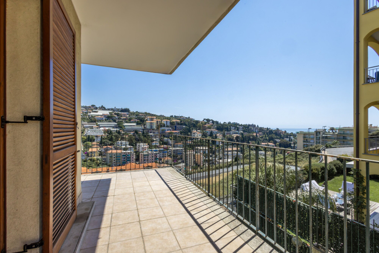 Room 2, Spacious Apartment With Terrace by Wonderful Italy, Imperia