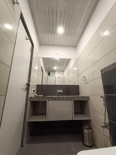 Bathroom 3, Hotel Shri Anand Dham 100 M from Shrinathji Temple, Rajsamand