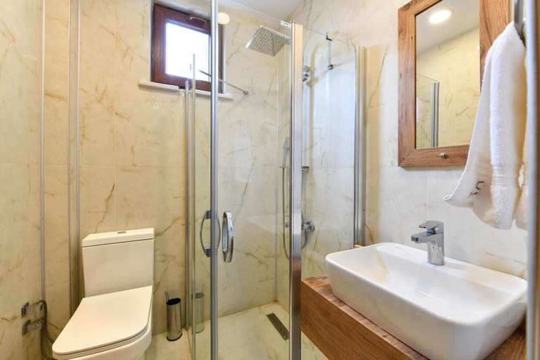 Bathroom 5, Dessera Vineyards Hotel, Merkez